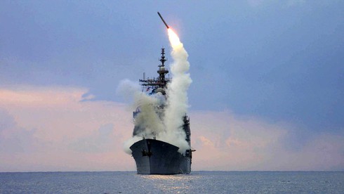 Chiến hạm của hải quân Mỹ phóng thử tên lửa. (Ảnh: Reuters)