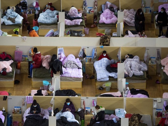 Bệnh nhân nhiễm COVID-19 tại một bệnh viện tạm thời (trước đó là một trung tâm thể thao ở Vũ Hán). Ảnh: TÂN HOA XÃ