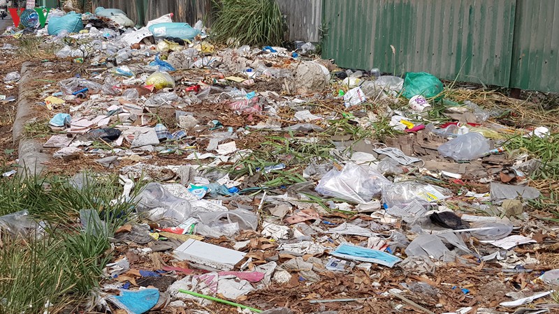 Dù chính quyền đã nhiều lần ra quân dọn dẹp các bãi rác thải trên đường Nguyễn Văn Linh, nhưng sau một thời gian ngắn là rác thải lại tràn ngập.