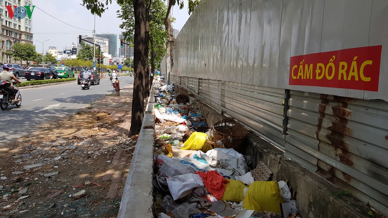 Đường Nguyễn Hữu Cảnh, quận Bình Thạnh, hướng đi về đường Điện Biên Phủ, một bãi rác dài hơn 200m nằm ngay trên vỉa hè