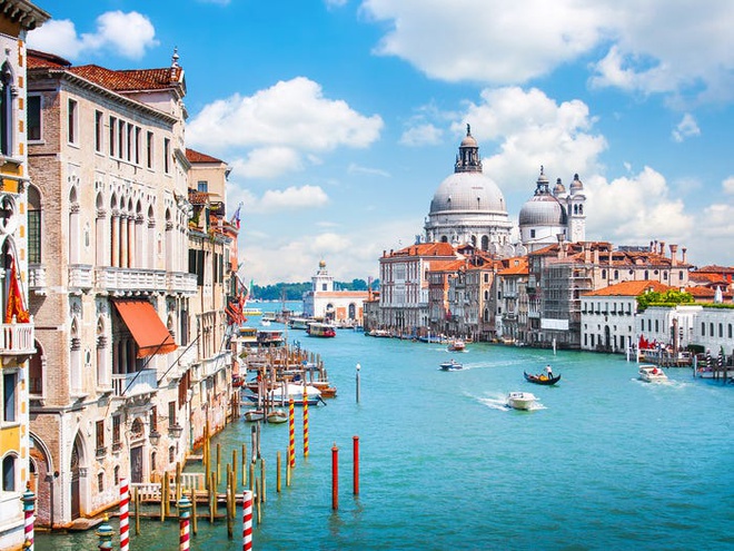 Venice tọa lạc tại vùng đông bắc Italy, được cấu thành từ 118 hòn đảo nhỏ kết nối với nhau nhờ hơn 400 cây cầu. Thành phố nổi tiếng với những kênh đào đẹp như tranh vẽ. Ảnh: Shutterstock.