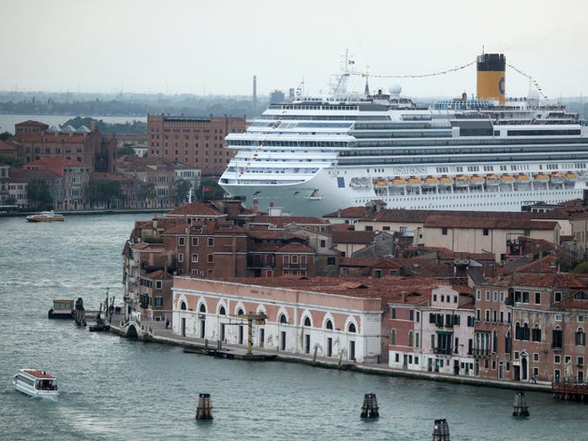 Nhiều du khách còn chọn các tàu thủy khổng lồ là phương tiện để đến Venice. Những con tàu này đi qua trung tâm thành phố 5-6 lần mỗi ngày. Ảnh: Reuters.