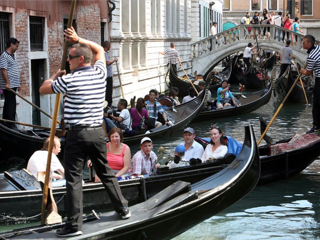 Việc đi thuyền trên những kênh đào đã không còn lãng mạn bởi sự xuất hiện của khách du lịch khắp mọi nơi. Ảnh: Reuters.