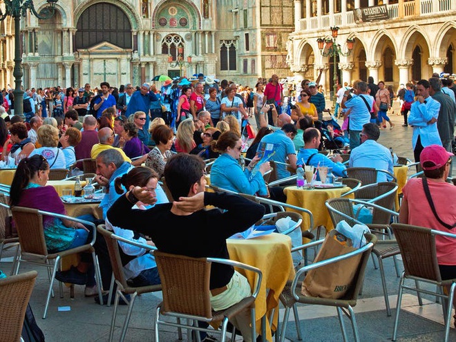 Một điểm xấu xí khác tại Venice là giá cả quá cao cho các dịch vụ ăn uống. Theo CNN, chỉ 1% số nhà hàng tại khu trung tâm được sở hữu và quản lý bởi người dân địa phương. Ảnh: Shutterstock.