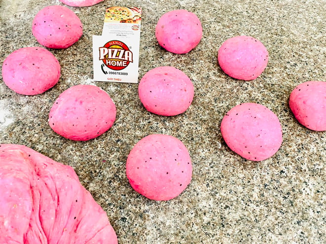 Chủ cơ sở sản xuất pizza chia sẻ, cửa hàng đã phải thử nghiệm vài lần để cho ra đời những chiếc đế bánh pizza đầu tiên màu hồng tươi nhờ sử dụng phần ruột thanh long đỏ.