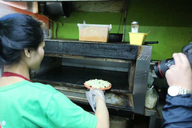 Khác với những chiếc pizza chế biến theo công thức thông thường, đối với pizza Thanh long, người thợ sẽ nướng theo công thức riêng bởi phần đế bánh dễ bị khô và cứng hơn.  