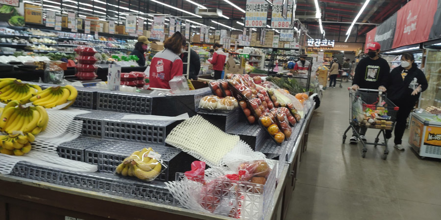 Trong siêu thị, nhiều người chủ động đi gom thực phẩm dự trữ.