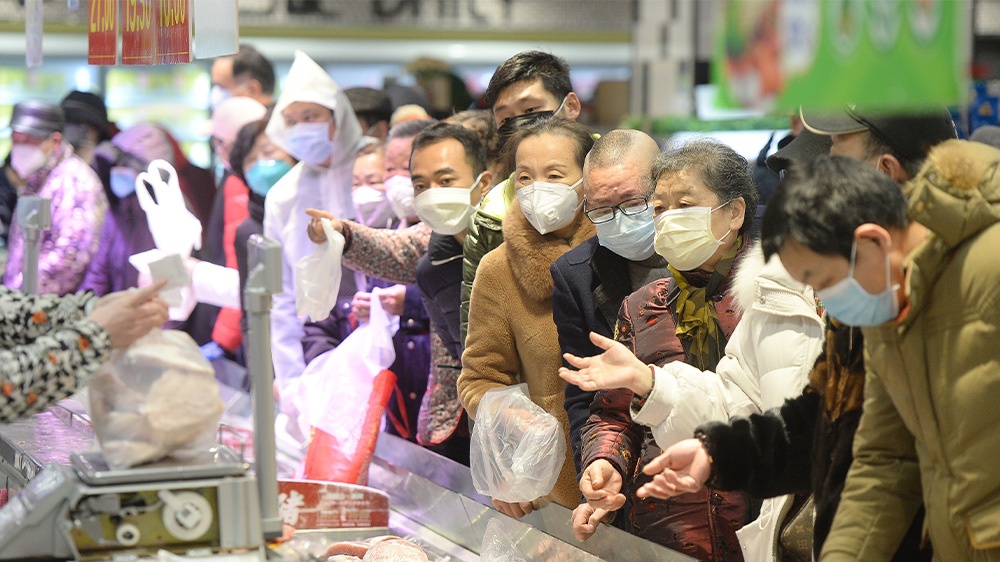 Các khách hàng đeo khẩu trang trong một siêu thị ở Vũ Hán. Ảnh: Reuters.