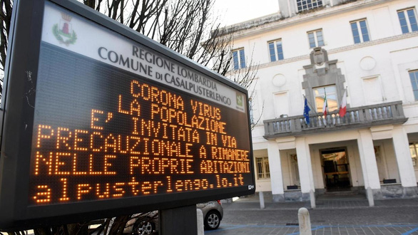 Một bảng thông báo điện tử khuyến cáo người dân nên ở nhà tại thị trấn Casalpusterlengo trong bối cảnh dịch COVID-19 bùng phát ở bắc Ý - Ảnh: REUTERS