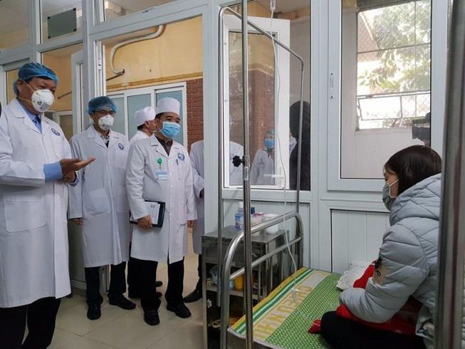 Lãnh đạo Bộ Y tế thăm các bệnh nhân đang điều trị tại Bình Xuyên, Vĩnh Phúc. Ảnh: HẢI ÂU