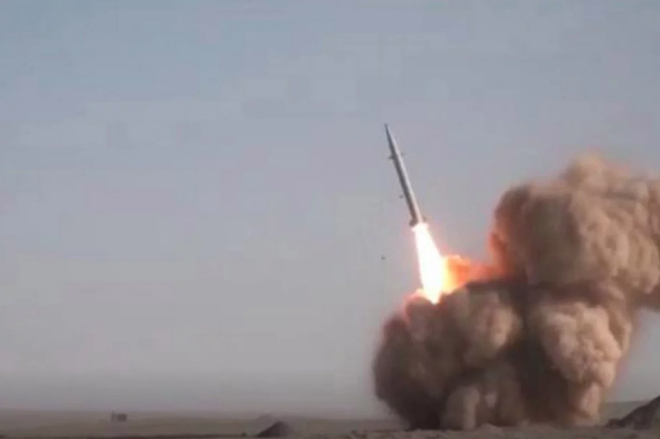 Lực lượng Vệ binh Cách mạng Hồi giáo Iran phóng tên lửa đạn đạo tầm ngắn mới Raad-500 mới tại một địa điểm không xác định ở Iran hôm 9/2. Ảnh: Iran Press TV.