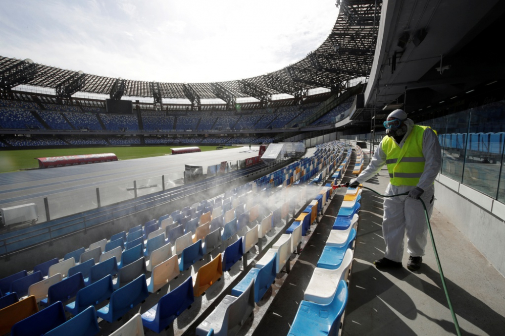 Khử trùng tại sân vận động ở Italy. Ảnh: Reuters.