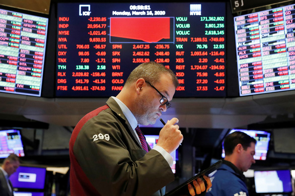 Sắc đỏ tràn ngập thị trường chứng khoán ở New York ngày 16-3 - Ảnh: REUTERS    