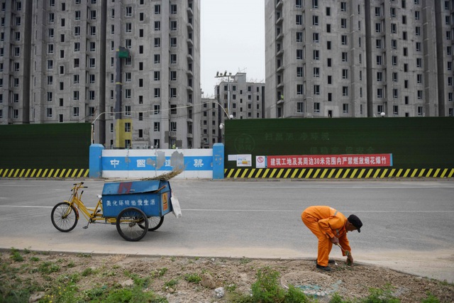 Một công trường xây dựng căn hộ chung cư ở ngoại ô Bắc Kinh. Ảnh: AFP