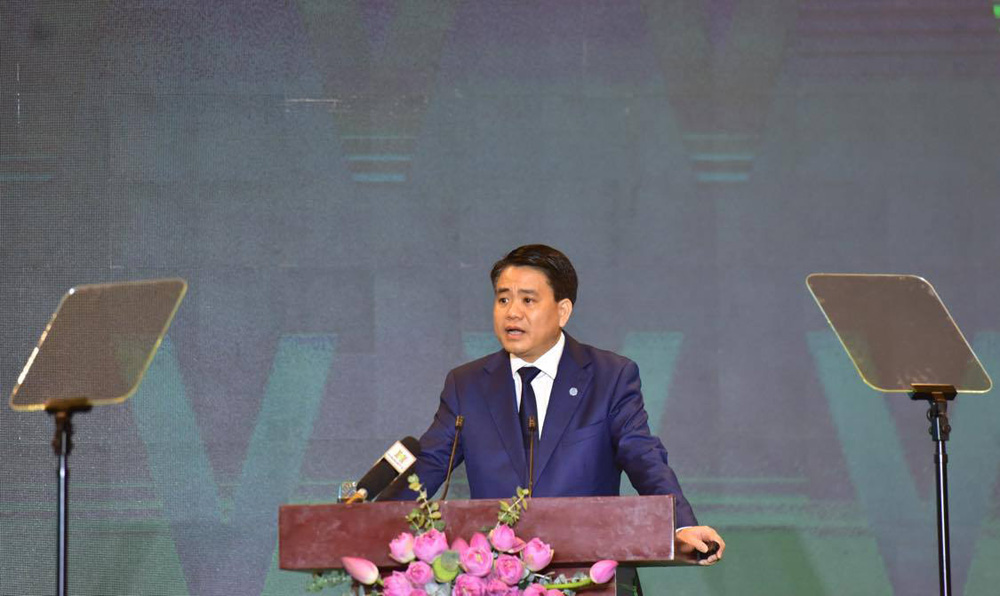 Chủ tịch UBND TP.Hà Nội Nguyễn Đức Chung báo cáo kết quả thu hút đầu tư và phát triển kinh tế - xã hội của TP.Hà Nội từ năm 2016 đến nay và kế hoạch xúc tiến đầu tư năm 2020 tại hội nghị.
