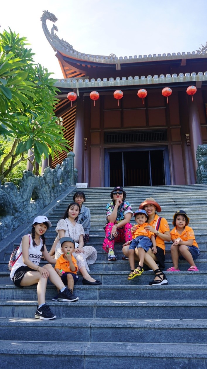 Nhóm gia đình dễ dàng chiếm giữ khoảng sân trên Núi Thần Tài để “bố trí” chụp ảnh.  