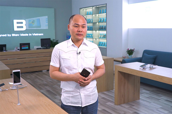 Ông Nguyễn Tử Quảng đã có phát ngôn gây sốc khi đưa ra tuyên bố Bphone B86 là smartphone đầu tiên trên thế giới chính thức có tính năng chụp ảnh, quay phim dưới nước.