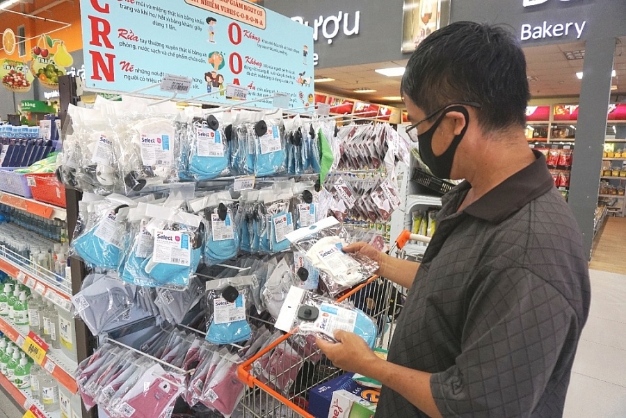 Khách hàng chọn mua khẩu trang vải kháng khuẩn tại siêu thị Co.opXtra Linh Trung (QuậnThủ Đức). Ảnh Tấn Thanh