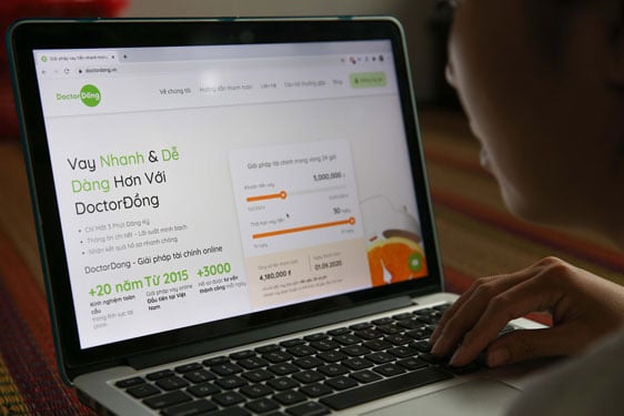 Website Doctor Đồng giới thiệu về dịch vụ vay trực tuyến. Ảnh: HOÀNG TRIỀU