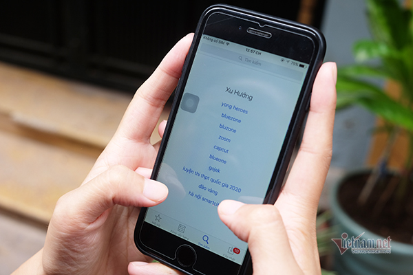 Apple gợi ý nhầm một ứng dụng khác không phải Bluezone trên thanh tìm kiếm của kho ứng dụng AppStore. Việc gợi ý này dựa trên xu hướng tìm kiếm của người dùng. Điều đó cũng có nghĩa, rất nhiều người dùng đã tải nhầm ứng dụng Bluezone mà không biết. Ảnh: Trọng Đạt