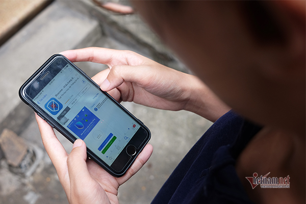 Bluezone hiện là ứng dụng thịnh hành top 1 tại Việt Nam trên cả 2 hệ điều hành Android và iOS. Ảnh: Trọng Đạt