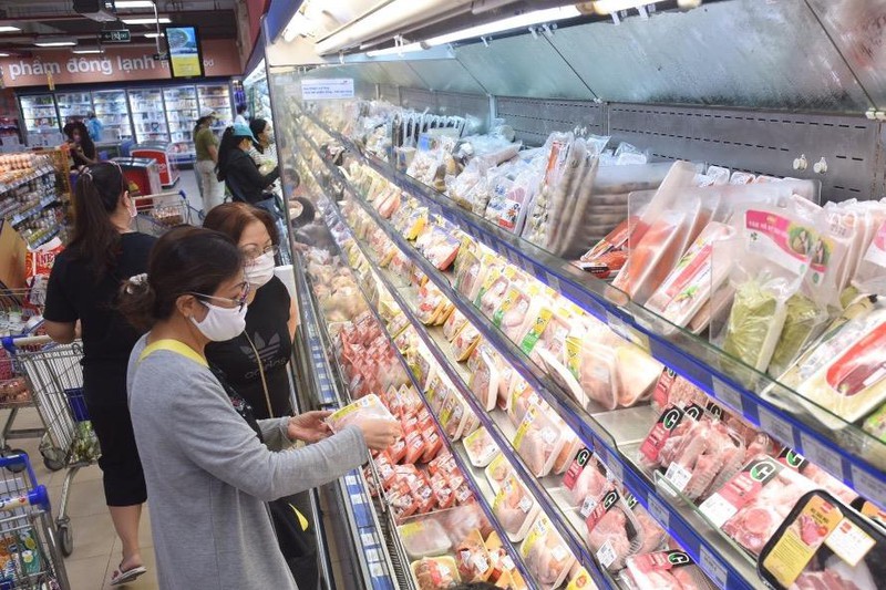 Người mua lựa chọn thịt trong siêu thị
