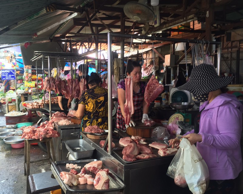   Nhiều sạp thịt heo chợ Hoàng Hoa Thám vắng khách trong sáng 8-8. Ảnh: TÚ UYÊN