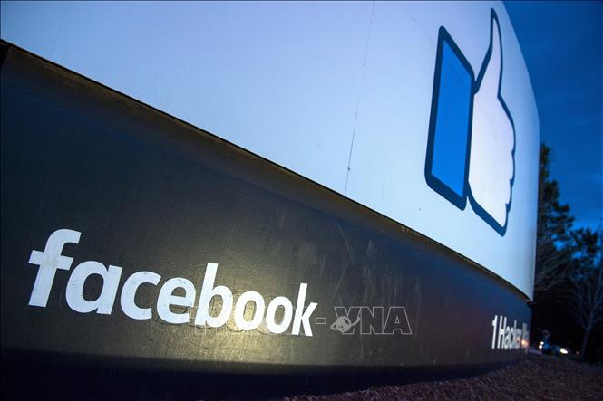 Biểu tượng của Facebook tại trụ sở của công ty ở Menlo Park, California, Mỹ. Ảnh: AFP/TTXVN  