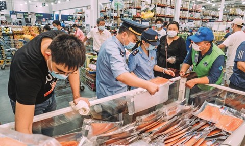 Lực lượng quản lý thị trường kiểm tra mặt hàng đông lạnh tại một siêu thị ở Bắc Kinh hồi tháng 6 - Ảnh: Li Hao/GT  