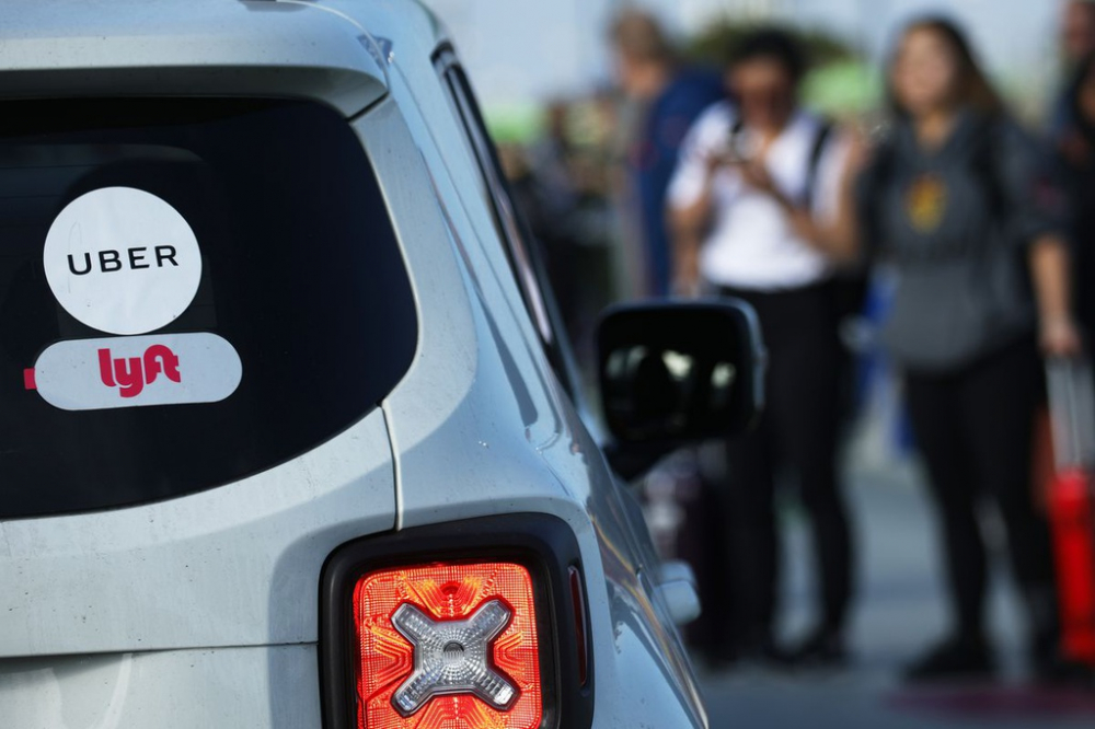 Mô hình kinh doanh của Uber và Lyft đối mặt với sự sụp đổ sau phán quyết của tòa án California. Ảnh: Getty Images.  
