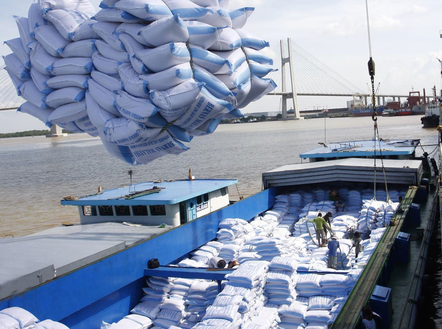 Giá trị xuất khẩu gạo của Việt Nam liên tục tăng trưởng. Trong ảnh: Bốc xếp gạo xuất khẩu tại cảng Sài Gòn. Ảnh: TTXVN