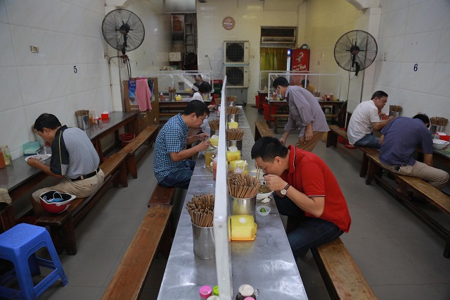Một quán ăn trên tuyến phố Phùng Hưng, quận Hoàn Kiếm chủ động làm vách ngăn giữa các khách hàng. Ảnh: Ngọc Tú  