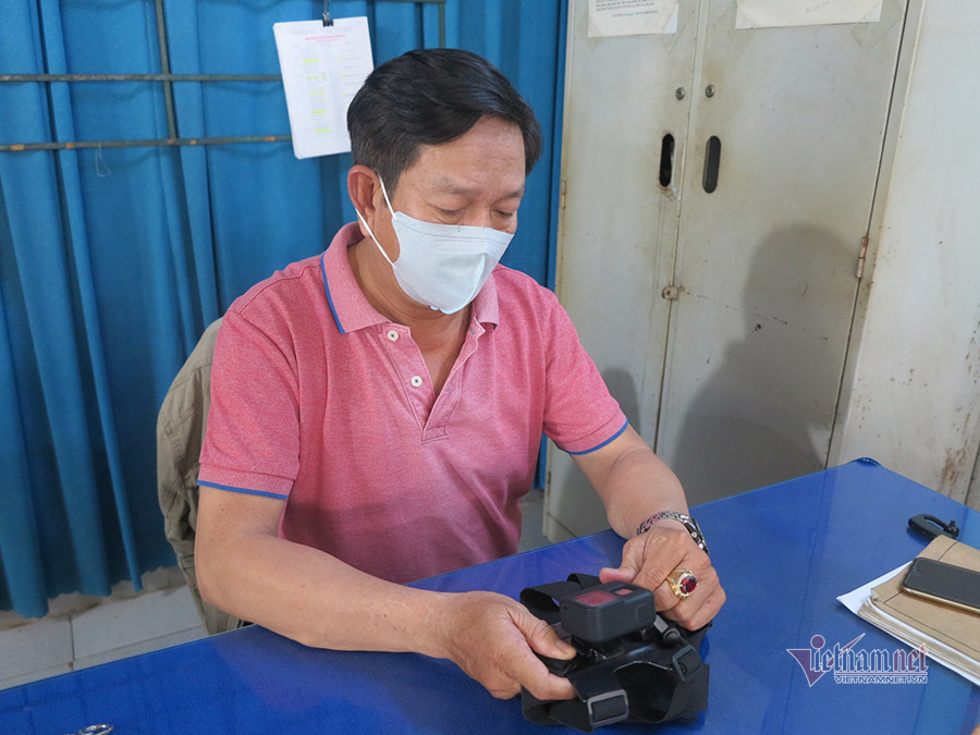 Ông Nguyễn Đình Lũy kiểm tra chiếc máy quay lén khi về trụ sở khu phố 2 nghỉ trưa.