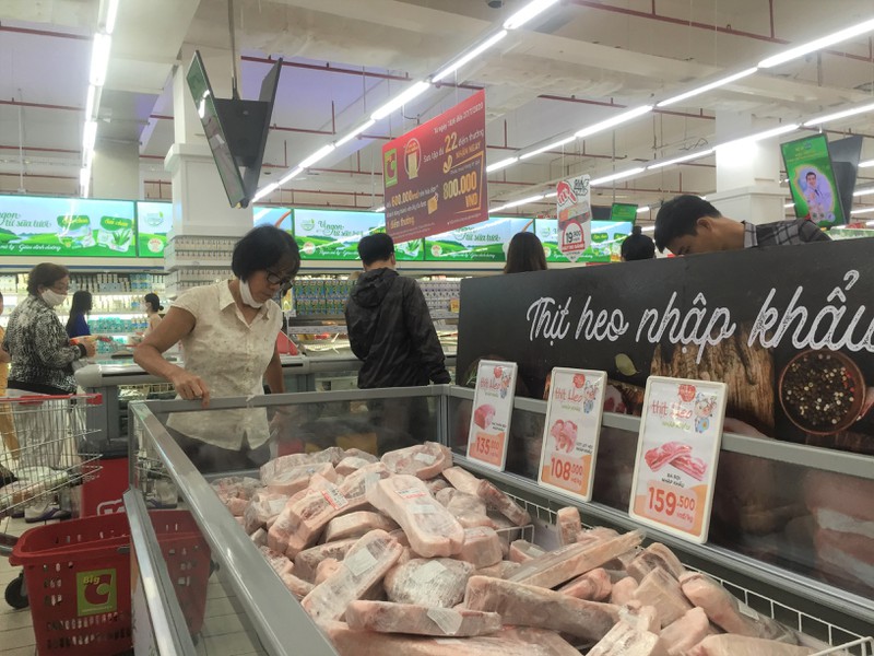 Người tiêu dùng tại quầy thịt heo nhập khẩu siêu thị Big C Miền Đông chụp tháng 6-2020. Ảnh: Tú Uyên