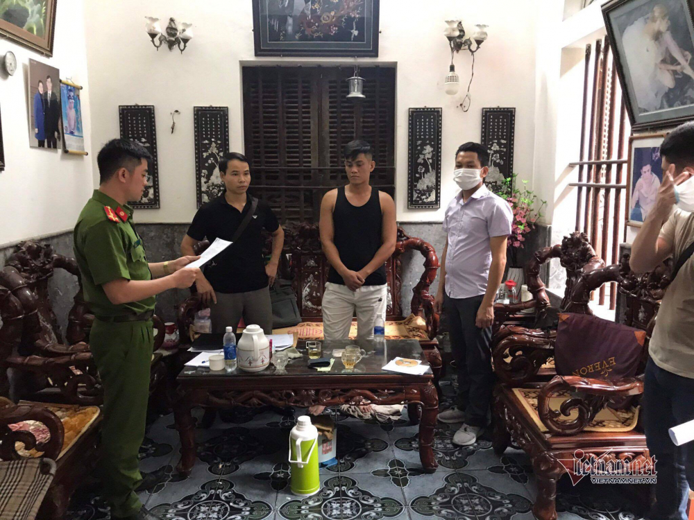 Lực lượng công an đọc lệnh bắt, khám xét tại nhà Đinh Nhật Anh tại Ninh Bình