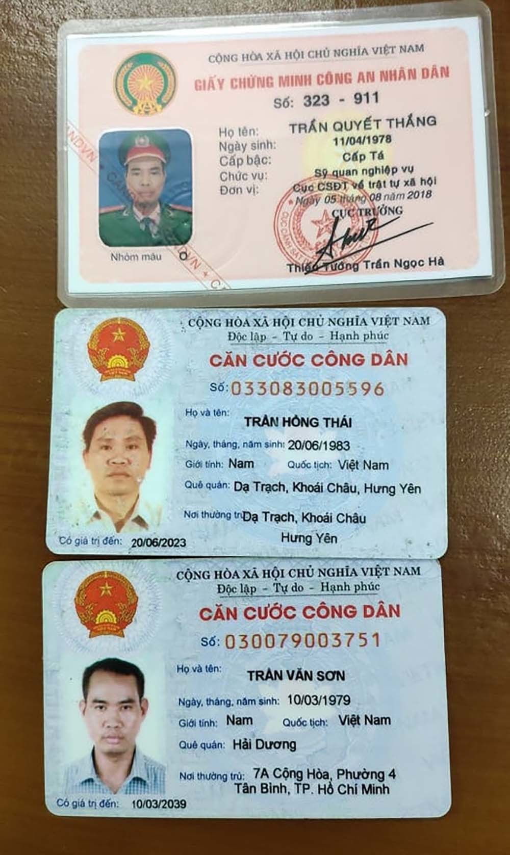  Giấy tờ cá nhân của hai đối tượng, trong đó có giấy chứng minh CAND mang tên Trần Quyết Thắng, sỹ quan cấp tá 