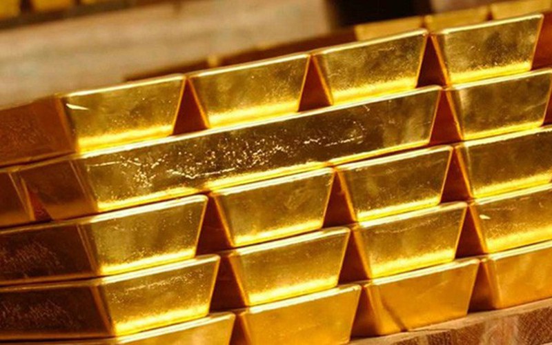 Nhiều nhà đầu tư rót tiền mua vàng và coi đây là tài sản trú ẩn an toàn. (Ảnh: Bloomberg).  