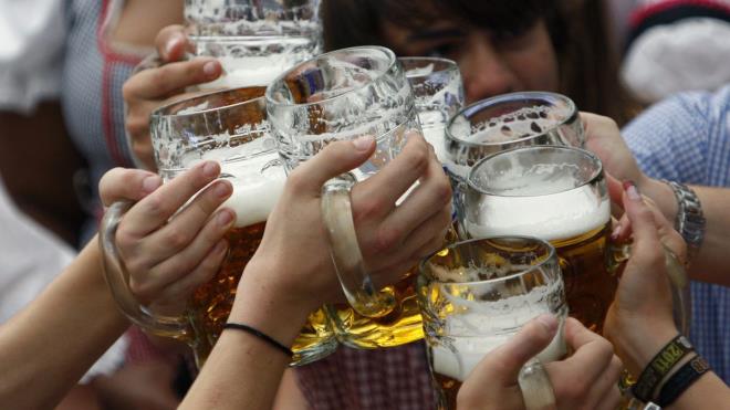 Thực tế có không ít người chưa đủ 18 tuổi vẫn sử dụng bia rượu. (Ảnh minh họa)    