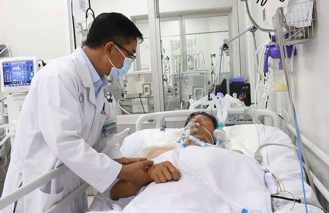 Bệnh nhân ngộ độc sau khi ăn pate Minh Chay đang điều trị tại Bệnh viện Chợ Rẫy.