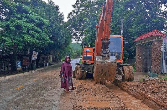 Không quản mưa nắng, những nữ công nhân duy tu vẫn bám cầu, bám đường, giữ các tuyến đường vùng biên luôn thông suốt  