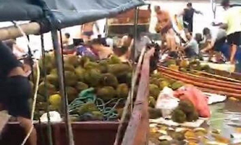 Người dân thành phố Đông Hưng, Trung Quốc đang cố vớt những trái sầu riêng nhiễm khuẩn. Ảnh: Global Times  