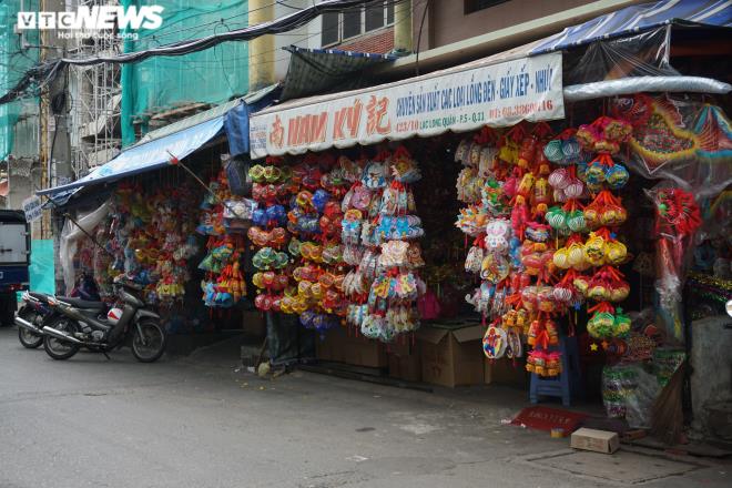Toạ lạc trong một con hẻm nhỏ trên đường Lạc Long Quân (Quận 11, TP.HCM), xóm đạo Phú Bình được biết đến là làng nghề làm lồng đèn nổi tiếng, là nơi cung cấp các mặt hàng lồng đèn Trung thu cho các tiểu thương kinh doanh lồng đèn tại TP.HCM và các tỉnh thành lân cận.