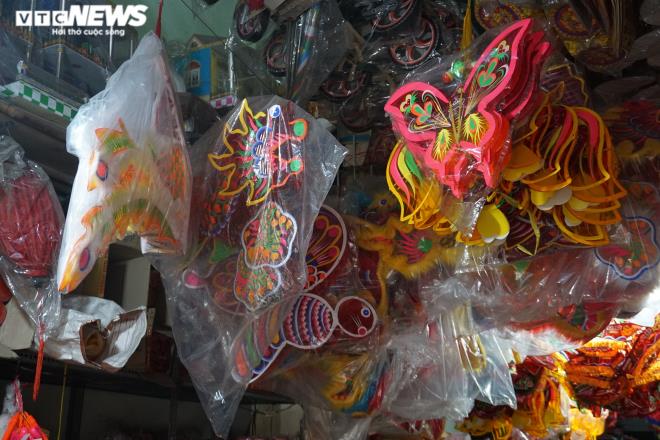 Theo các tiểu thương kinh doanh lồng đèn tại xóm đạo Phú Bình, do ảnh hưởng của dịch COVID-19 nên tình hình buôn bán ế ẩm, không tấp nập khách ghé mua hàng như mọi năm.