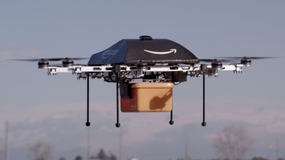 Amazon thông báo, công ty vừa được cấp giấy phép để bắt đầu thử nghiệm dịch vụ giao hàng bằng drone.