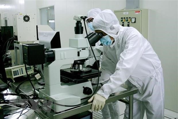 Nghiên cứu phát triển sản phẩm vi mạch bán dẫn, kết quả hợp tác chuyển giao công nghệ tại Khu công nghệ cao TP Hồ Chí Minh. Ảnh: Tiến Lực/TTXVN  