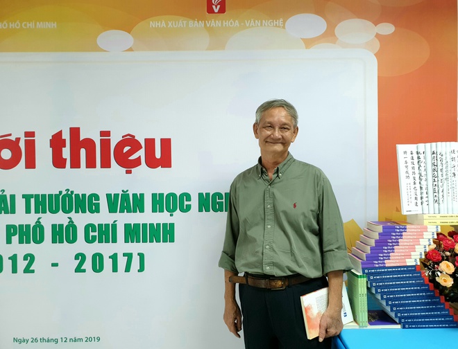 Nhà văn Văn Lê tại buổi giới thiệu các ấn phẩm đoạt giải thưởng Văn học Nghệ thuật TP.HCM (2012-2017). Ảnh: NXB Văn hóa - Văn nghệ TP.HCM.