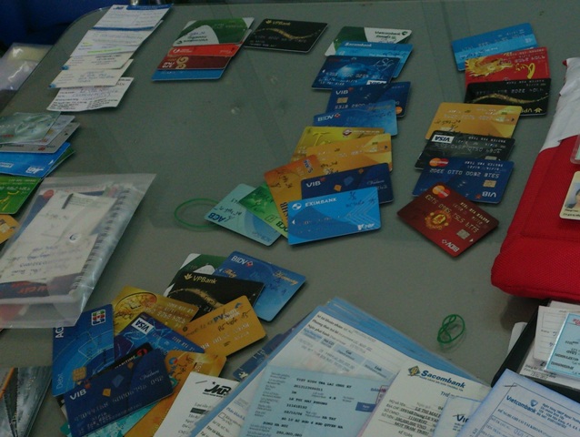 Nhiều thẻ ATM được dùng để rút tiền lừa đảo đã bị Cơ quan CSĐT Công an TP Hồ Chí Minh thu giữ.
