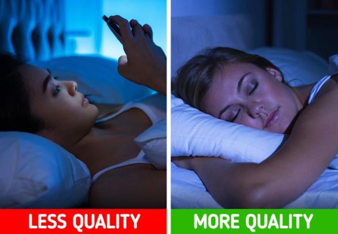 Chất lượng giấc ngủ giảm: Theo các chuyên gia, sử dụng điện thoại để báo thức dễ làm bạn có xu hướng tăng thêm thời gian dùng vật dụng này trước khi ngủ. Đây là nguyên nhân khiến thời gian giấc ngủ bị rút ngắn. Mặt khác, ánh sáng xanh từ điện thoại di động cũng có thể làm ảnh hưởng tới chất lượng giấc ngủ của bạn.