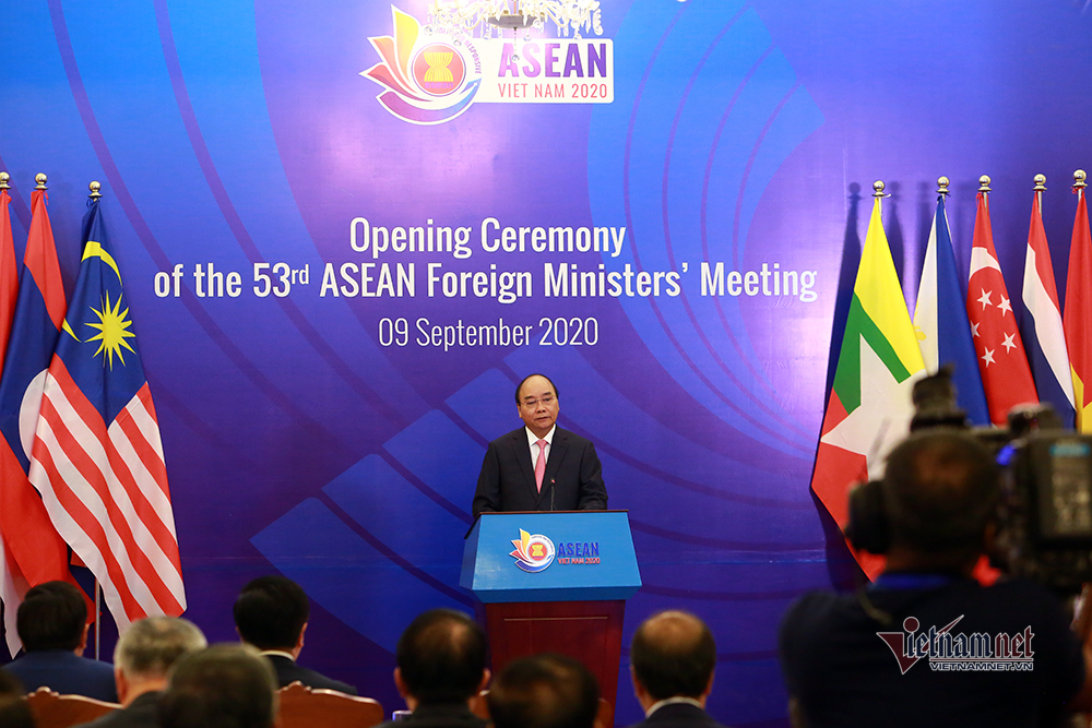 Thủ tướng Nguyễn Xuân Phúc khẳng định cam kết của Việt Nam nỗ lực hết mình cùng các nước thành viên xây dựng thành công Cộng đồng ASEAN và trông đợi sự ủng hộ và hợp tác để có thể hoàn thành tốt nhiệm kỳ 2020, vì một ASEAN gắn kết và chủ động thích ứng.