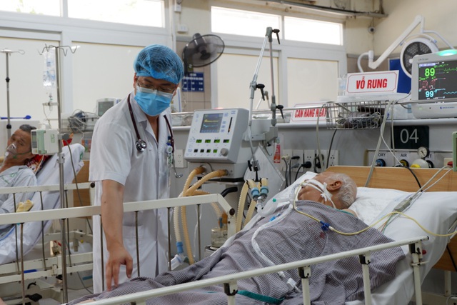 Một bệnh nhân ngộ độc botulinum do ăn pate Minh Chay đang điều trị tại Bệnh viện Bạch Mai. Ảnh: Minh Nhật.
